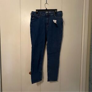 NWT Old Navy Rockstar Super Skinny Jeans – Size 14